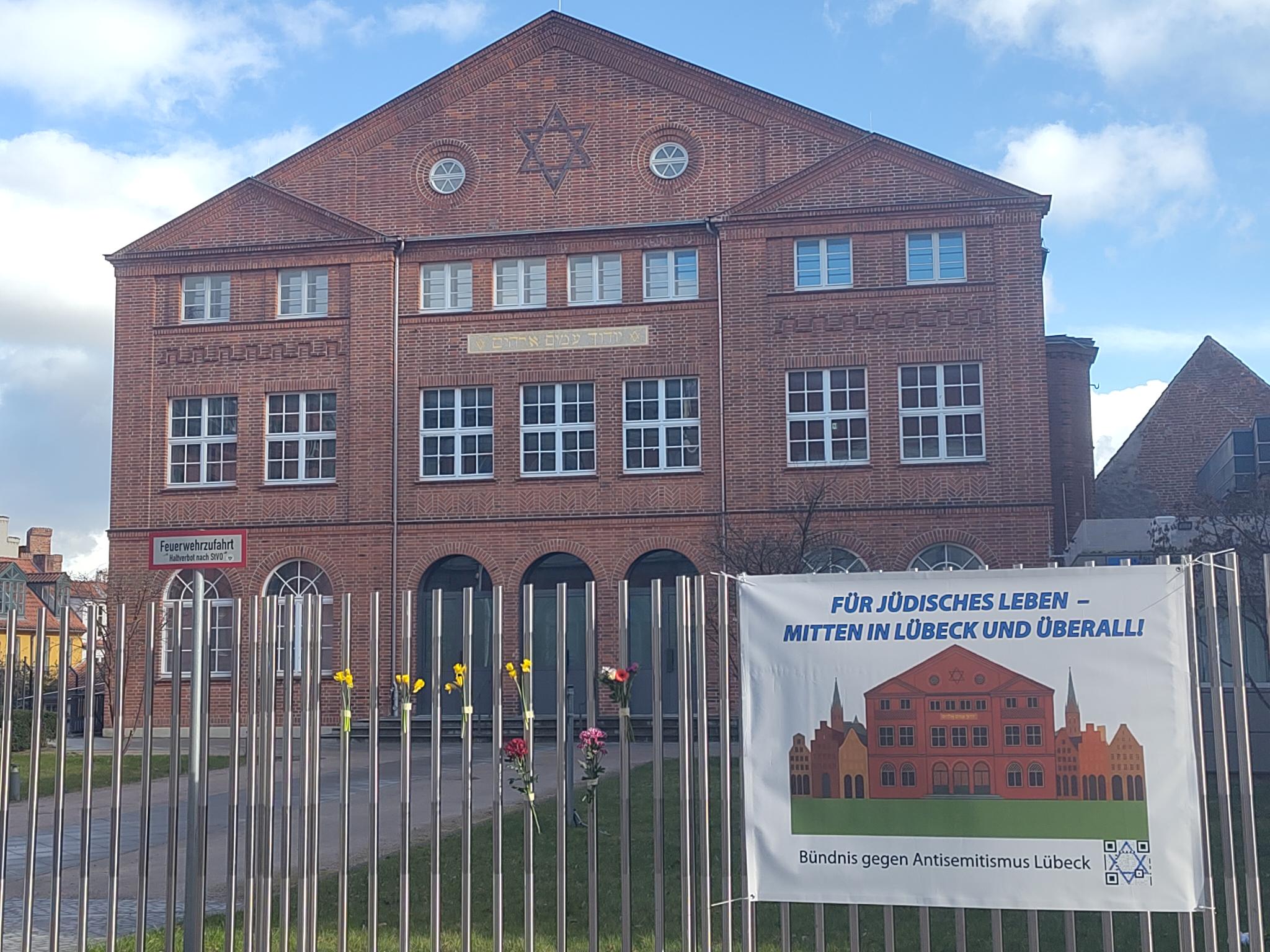 Plakat zur Erinnerung am Zaun der Synagoge