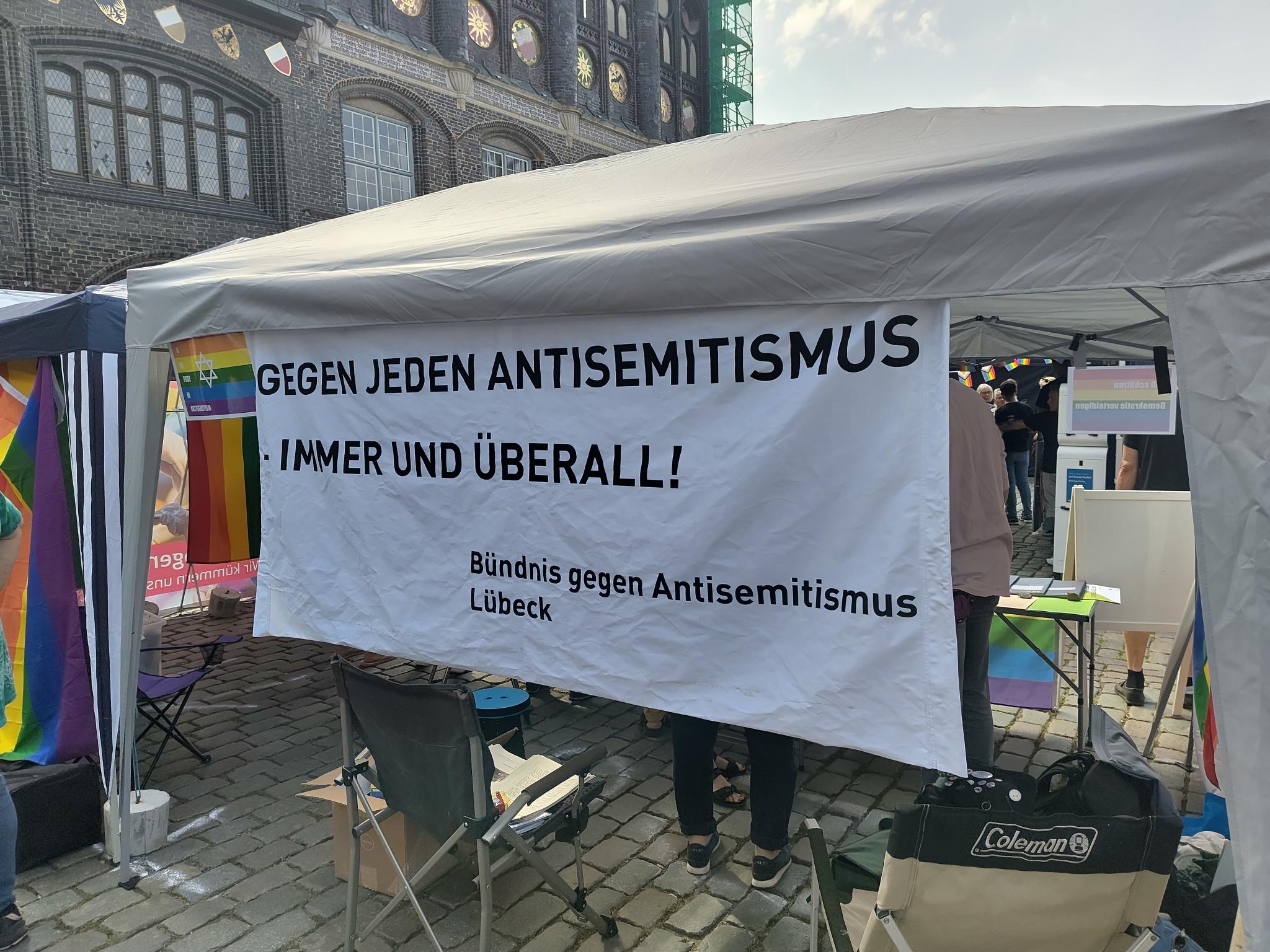 Infostand des Bündnisses gegen Antisemitismus Lübeck auf dem CSD