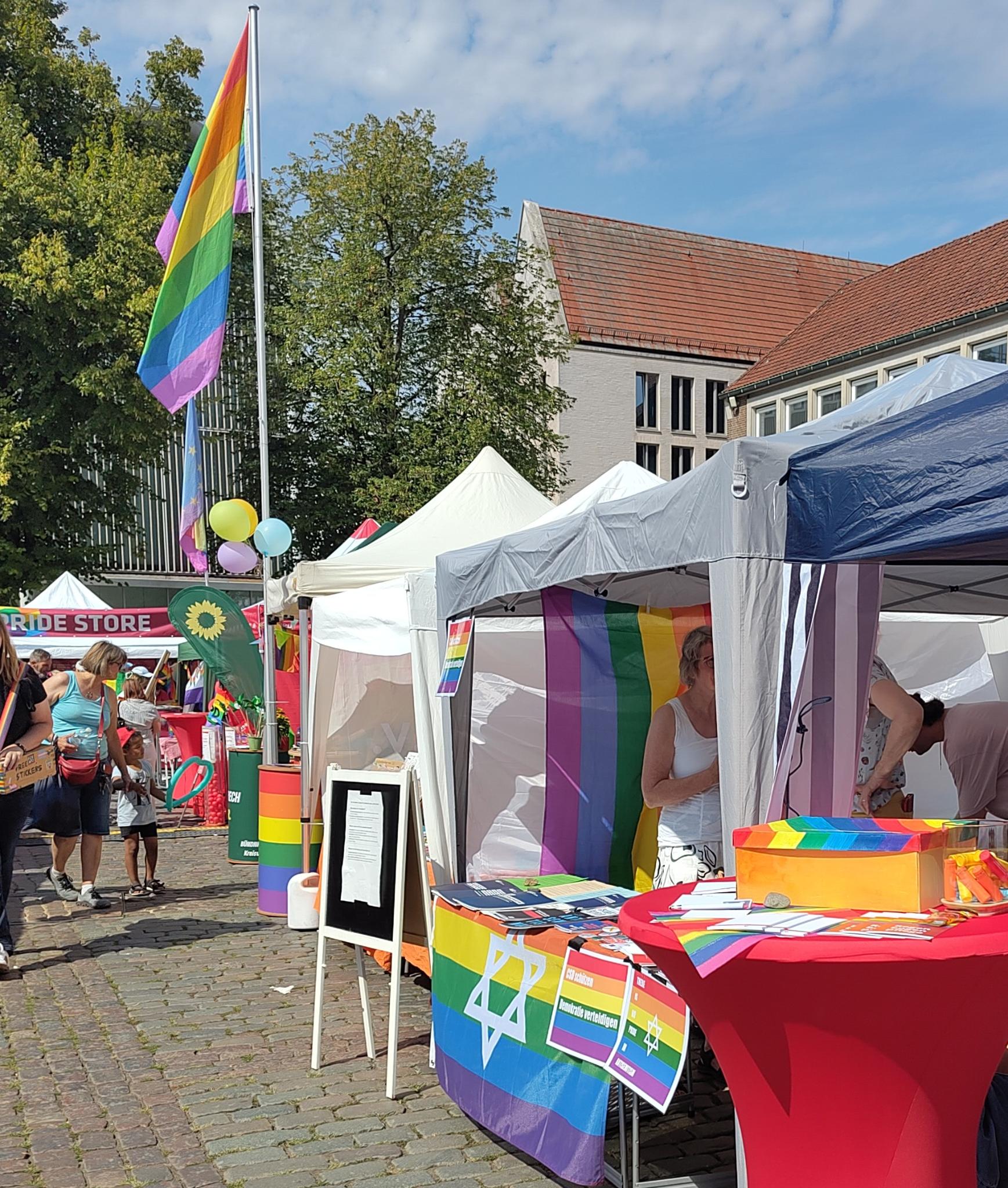 Bündnis-Infostand mit Flaggen auf dem Lübeck Pride