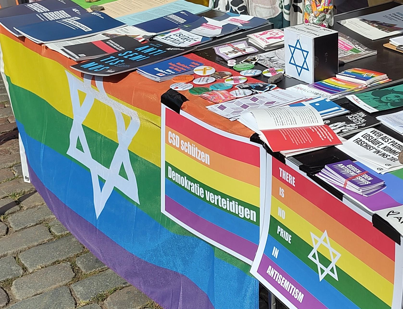 Informationsmaterialien auf dem Infotisch