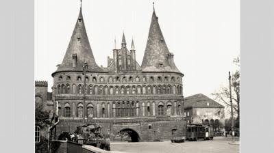 Britische Panzerfahrzeuge vor dem Holstentor (Copyright IWM)